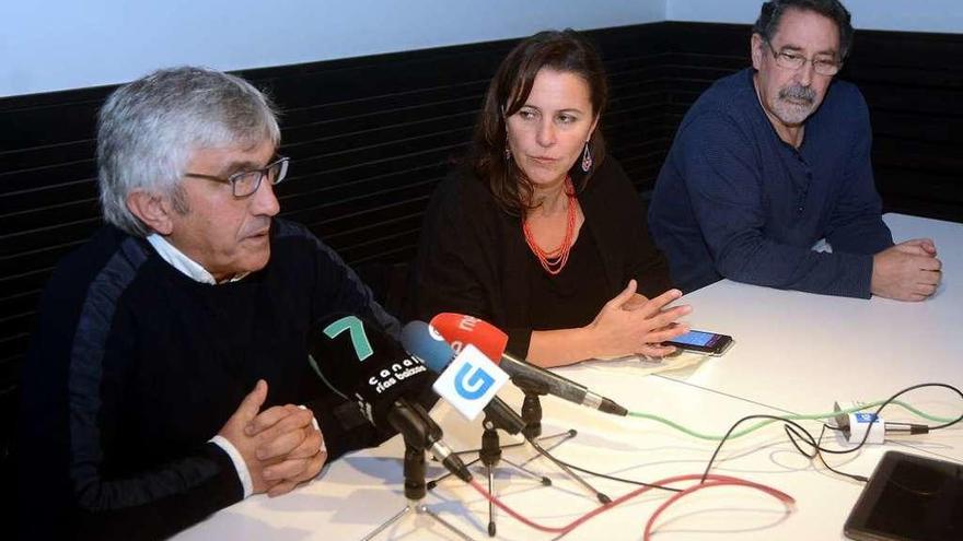 Benito Andrade, Ana Miranda y Antón Masa, comparecieron ayer en rueda de prensa. // Rafa Vázquez