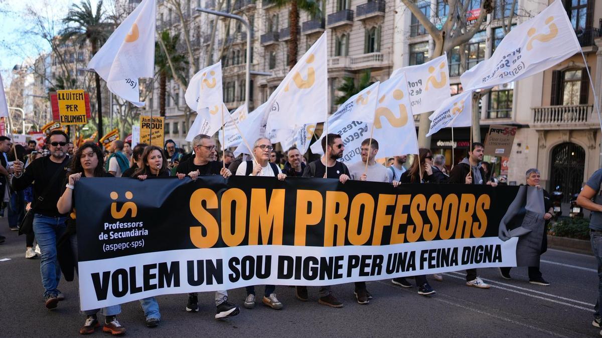 Miles de profesores se manifiestan en Barcelona para reclamar mejoras laborales y salariales
