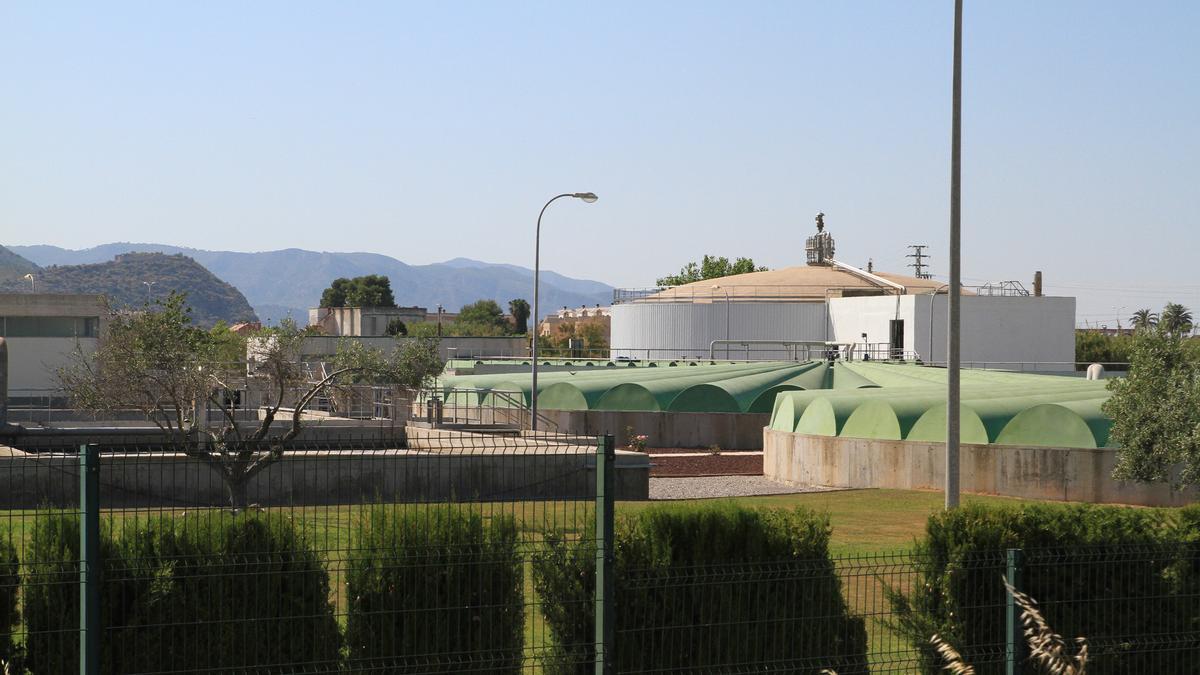 La depuradora de la Safor-Sud, que trata las aguas residuales de 17 municipios de la Safor, entre ellos Gandia, situada junto al cauce del río Serpis.