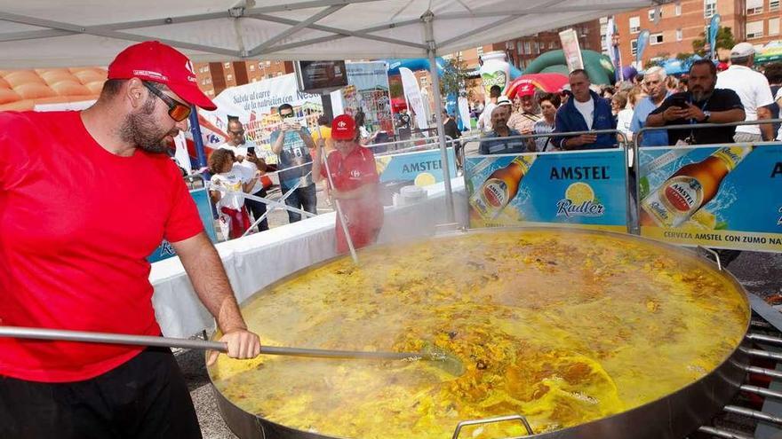 Cocineros preparando la paella.