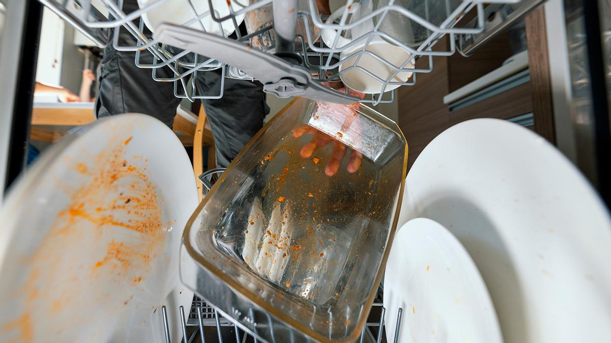 Este es el error que todos cometemos al fregar los platos (y una