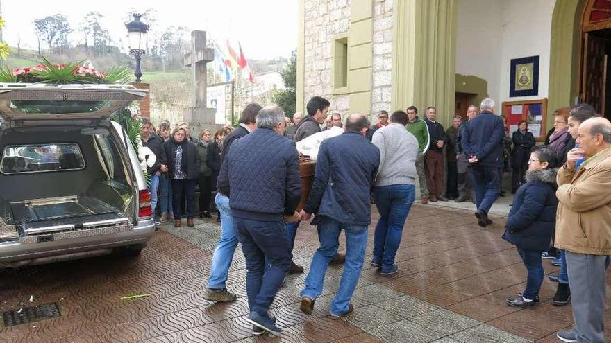 Los restos mortales de Carmen Ibáñez son introducidos ayer en la iglesia de Panes.