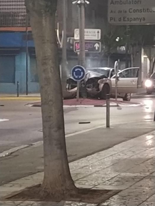 Una conductora borracha se estrella contra una farola en Xirivella en pleno estado de alarma