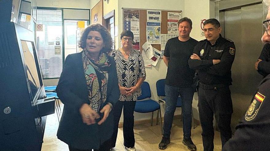 Autoridades, ayer en la instalación del punto del DNI. | LOC