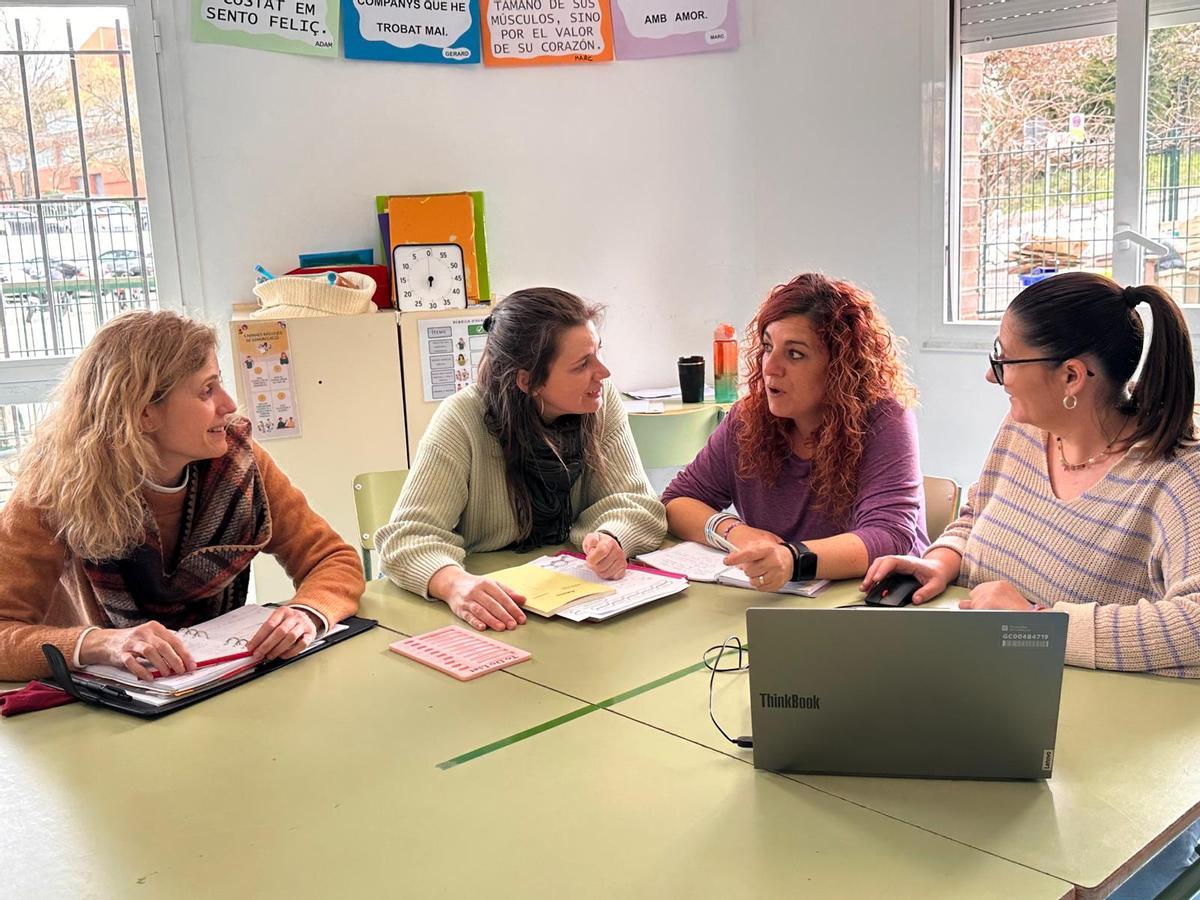 Professionals de les Aules Integrals de Suport en una reunió d'equip.