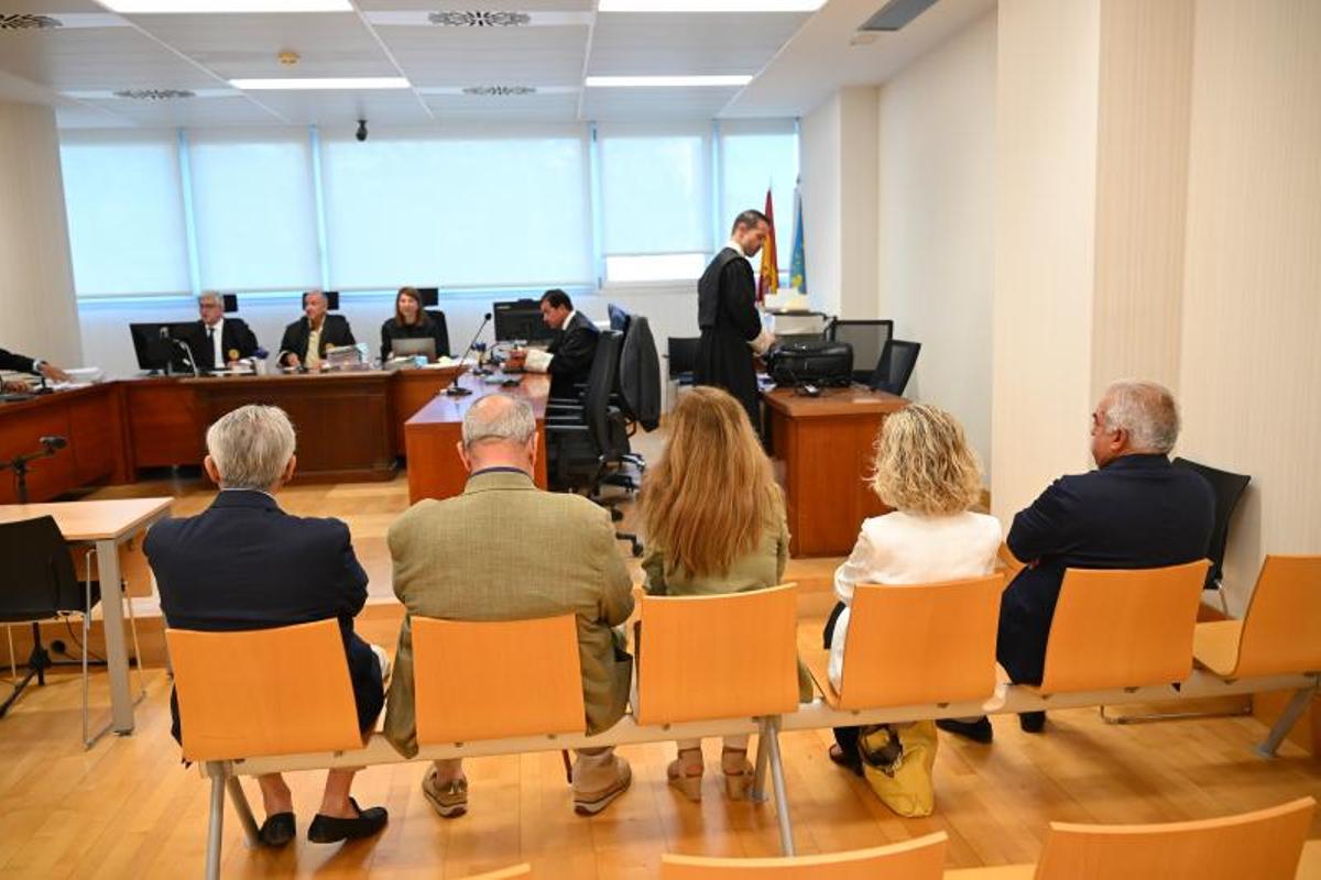 José Manuel Medina y los exediles del PP en la sala de vistas de la Audiencia Provincial en Elche
