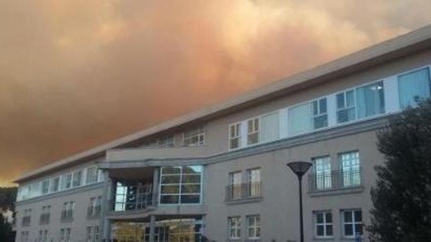 El fuego obliga a evacuar un hospital