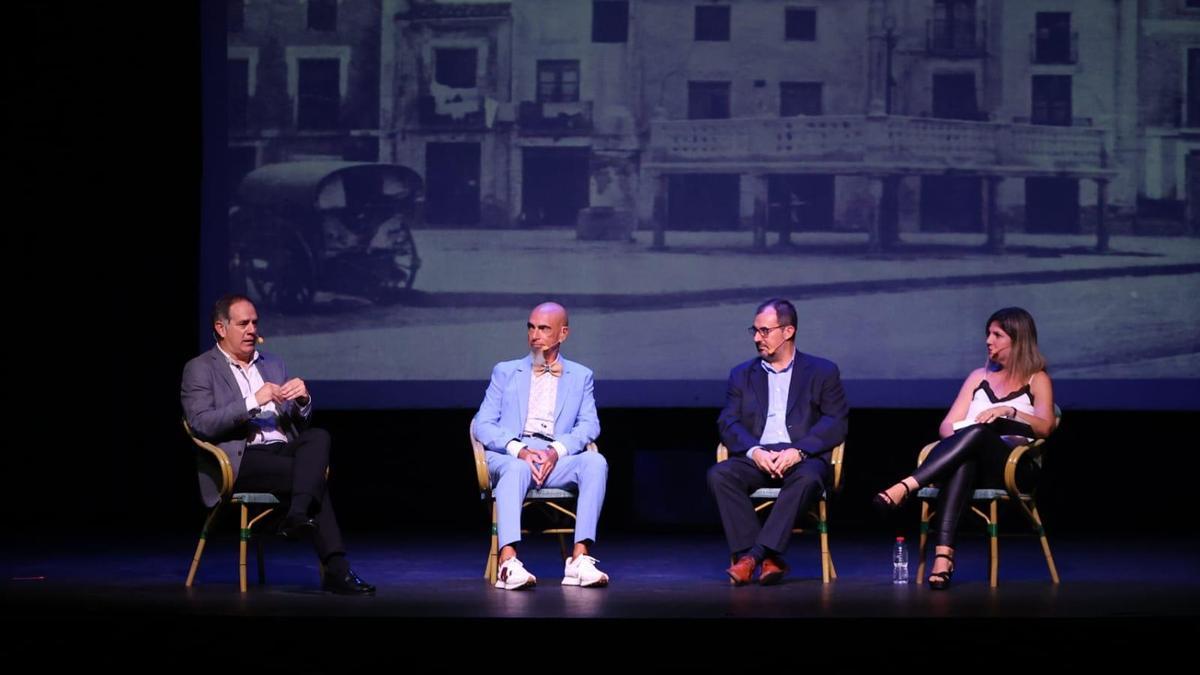El alcalde, Santiago Román, Fernando Martínez, José Manuel Caturla y la edil de Cultura, Esther Donate.