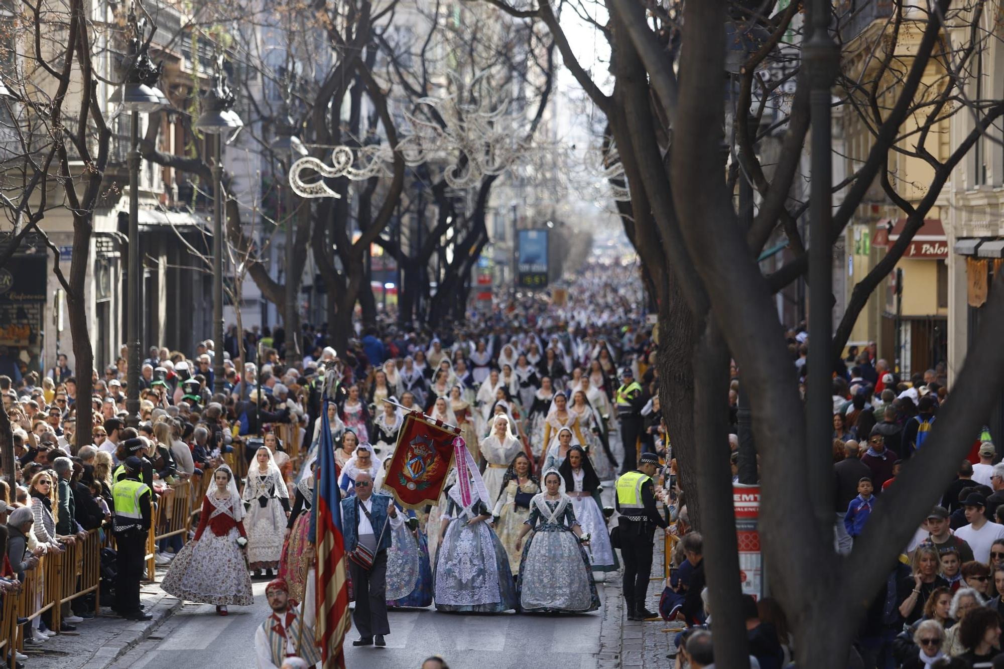 Las primeras comisiones ofrendan a la virgen