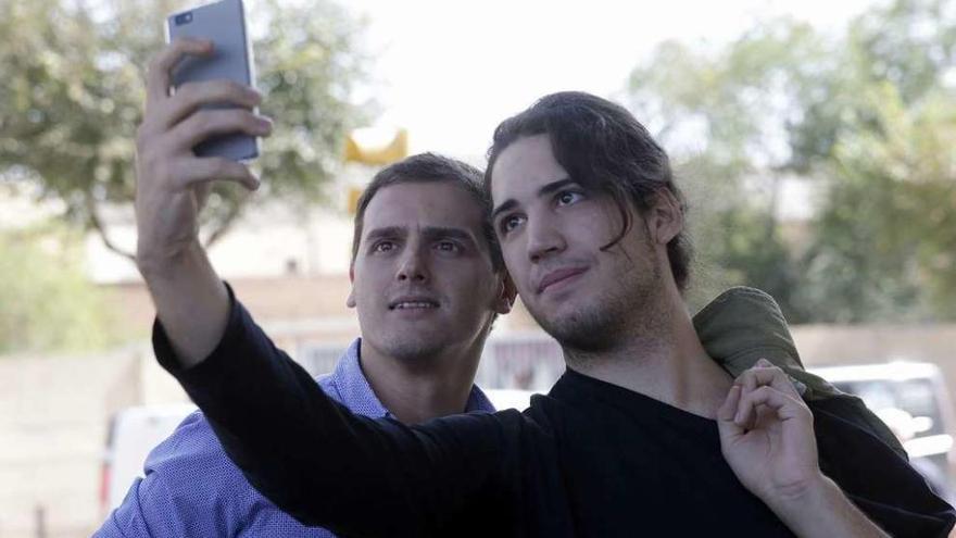 Rivera se hace un &quot;selfie&quot; con un vecino del L&#039;Hospitalet de Llobregat (Barcelona). // Efe