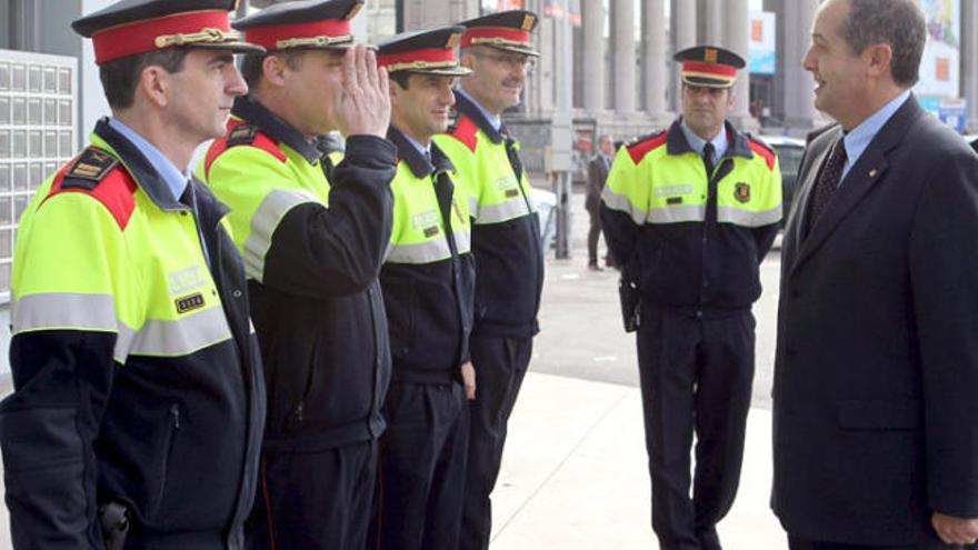 Comandaments dels Mossos saluden el conseller d&#039;Interior, Felip Puig, a principis d&#039;aquest any a Barcelona.