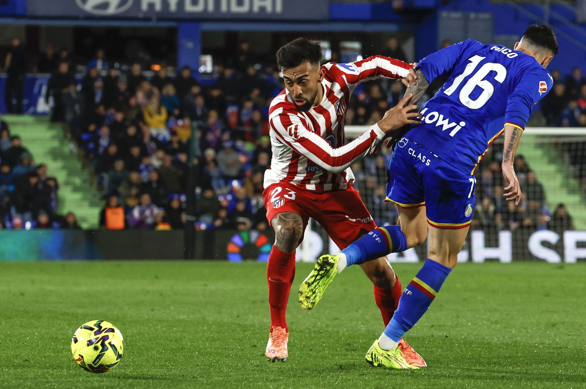 GETAFE (MADRID), 23/11/202.- El centrocampista argentino del Atlético de Madrid Nico González (i) luchas con Diego Rico, del Getafe, durante el partido de la jornada 13 de LaLiga que Getafe CF y Atlético de Madrid disputan este domingo en el Coliseum de Getafe. EFE/JJ Guillén