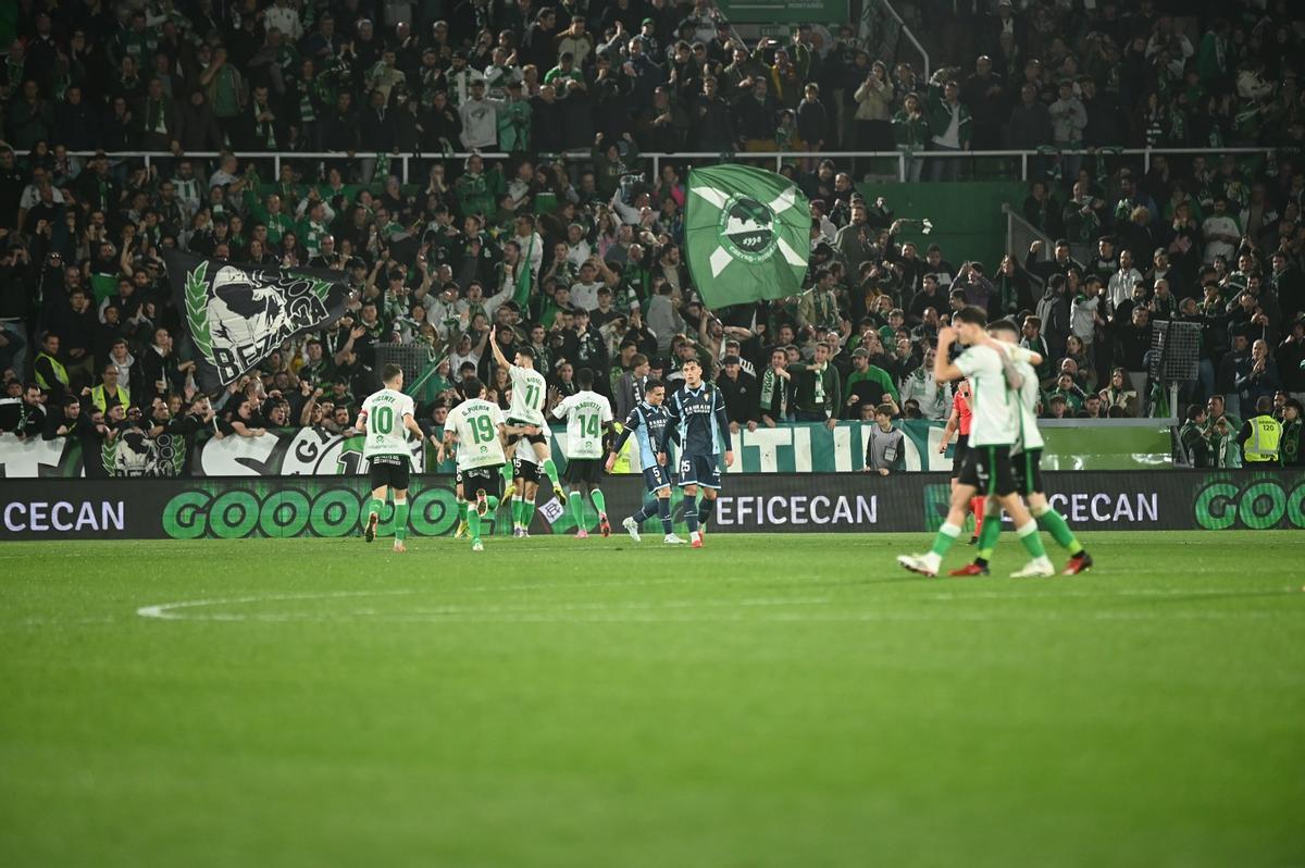 Los futbolistas del Racing de Santander celebran uno de sus goles ante el Córdoba CF en El Sardinero.
