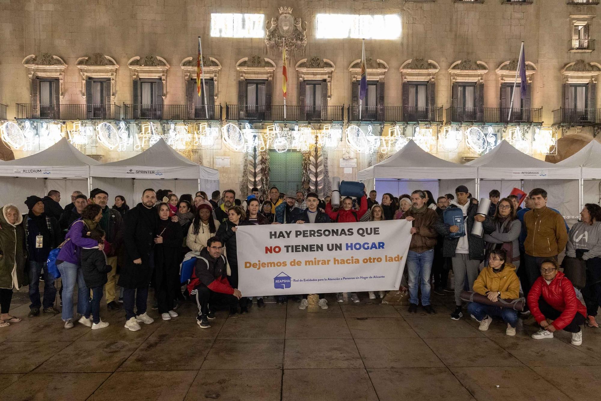 Acampada al raso en la Plaza del Ayuntamiento de Alicante en apoyo a las personas sin hogar
