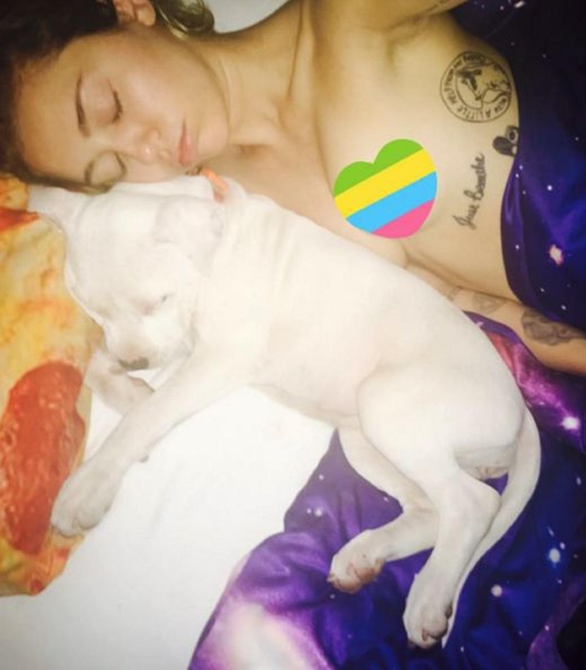 El primer tatuaje de Miley Cyrus: "Just Breathe" (2009)