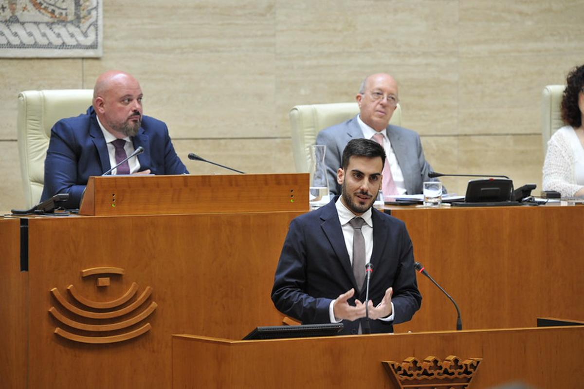 El diputado del PP Agustín Delgado, en la tribuna de la Asamblea de Extremadura.