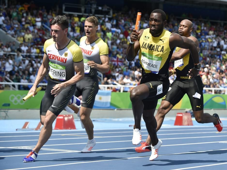 Nickel Ashmeade de Jamaica y Robert Hering de Alemania durante en la final de los 4x100 relevos.