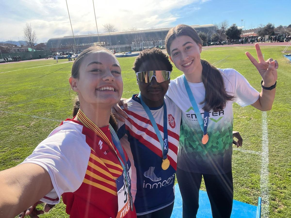Anna Recuenco, al centre del podi de la prova en què va obtenir el rècord
