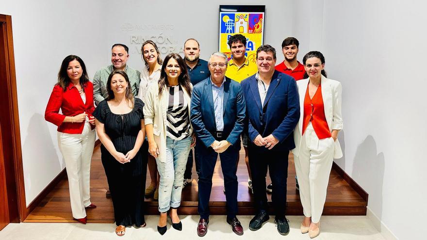 El alcalde de Rincón de la Victoria, Francisco Salado, junto la concejala de Cultura, Ferias y Fiestas, Mari Paz Couto, presentan la programación de la Feria de La Cala del Moral 2025.