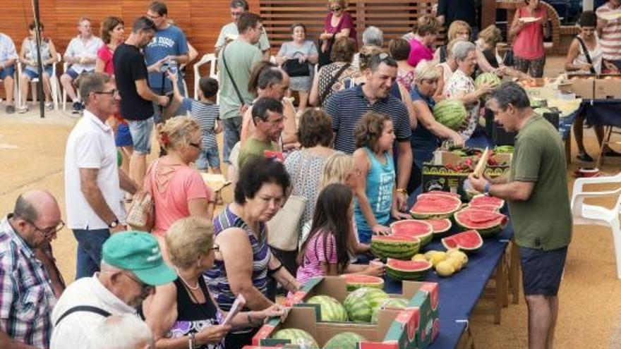 Los vecinos prueban los melones y sandías.