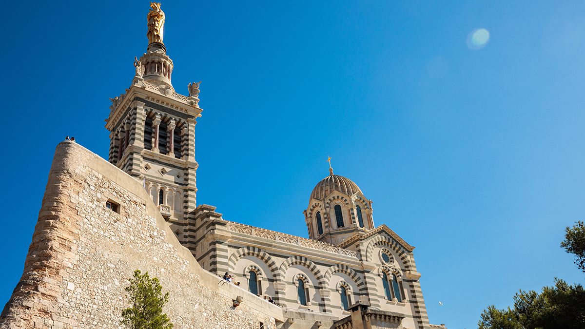 La basílica de Notre-Dame de la Garde domina la ciudad desde lo alto, como faro espiritual del puerto