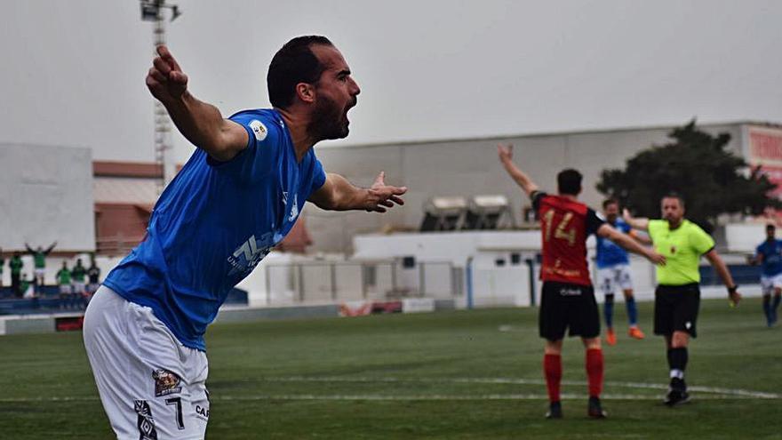 Antonio celebra el gol que le da la victoria al Mar Menor. | TWITTER MAR MENOR