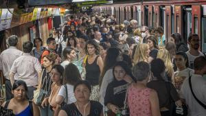 Barcelona 26/06/23 Sociedad. L4 - Empiezan las obras y hay molestias de parte de turistas. Zonas como bogatell, verdaguer, barceloneta. Para de metro Verdaguer totalmente abarrotada de pasajeros, fin de parada de L4 temporal hasta fin de obras. Tanto Bogatell como Verdaguer son las paradas donde más moléstias se originan dado que son los dos tramos donde se inicia la zona en obras de la L4. Los pasajeros de la L4 deben bajar en dichas estaciones y caminar hasta los autobuses habilitados que realizan la ruta L4 por la superfície. AUTOR: MANU MITRU