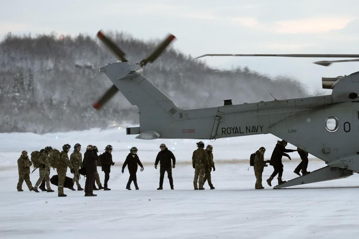 La ministra de Asuntos Exteriores del Reino Unido, Yvette Cooper, sube a un helicóptero para viajar a la zona de entrenamiento de Mauken como parte de su visita a Noruega para discutir las amenazas de Rusia y China al Ártico y la presencia de la OTAN en la región.