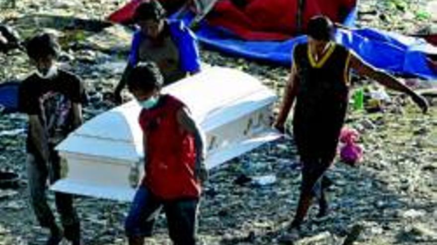 La cifra de muertos en Filipinasse dispara y supera ya los 900