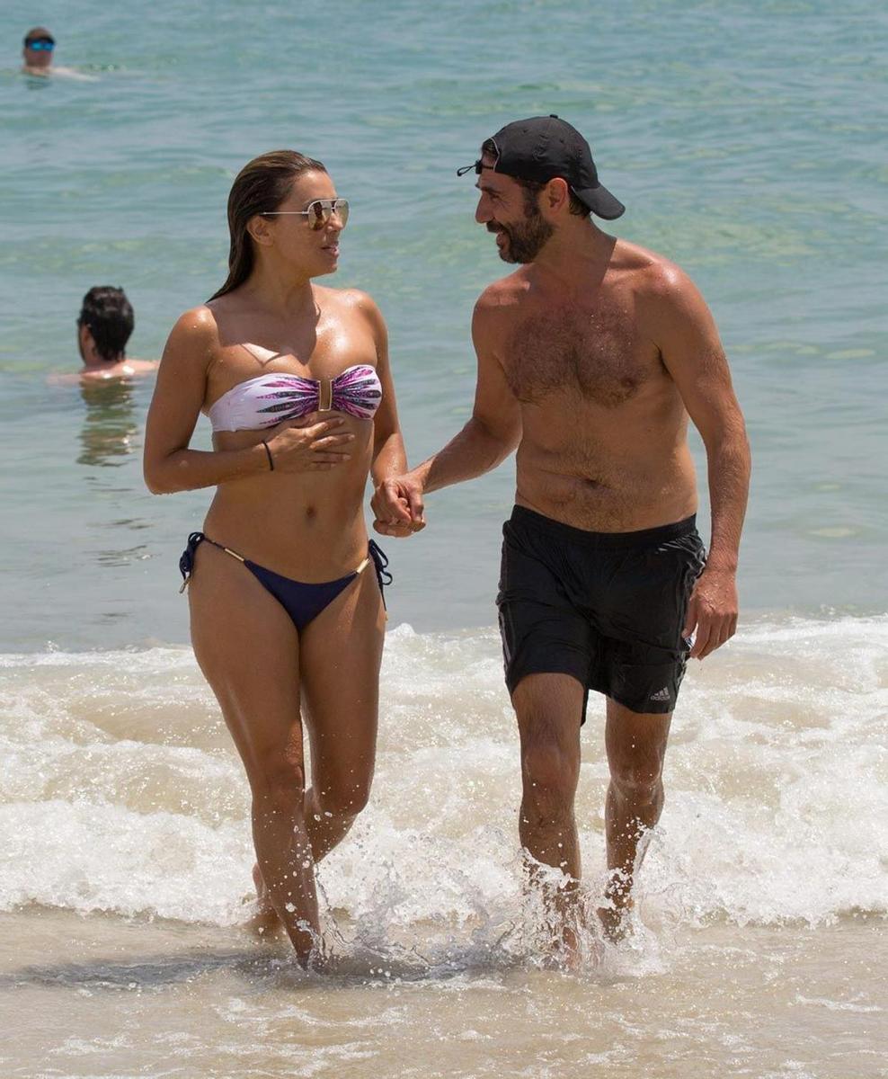 Eva Longoria y José Antonio Bastón saliendo del agua en Ibiza