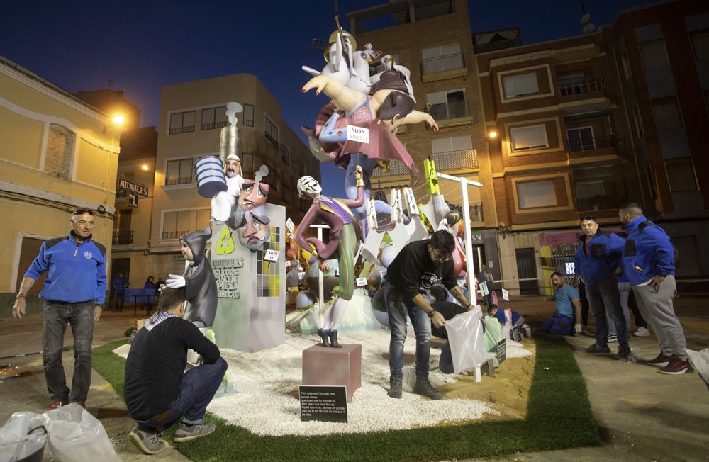 Trabajo en equipo al estilo fallero en la Plantà de las fallas de Sagunt