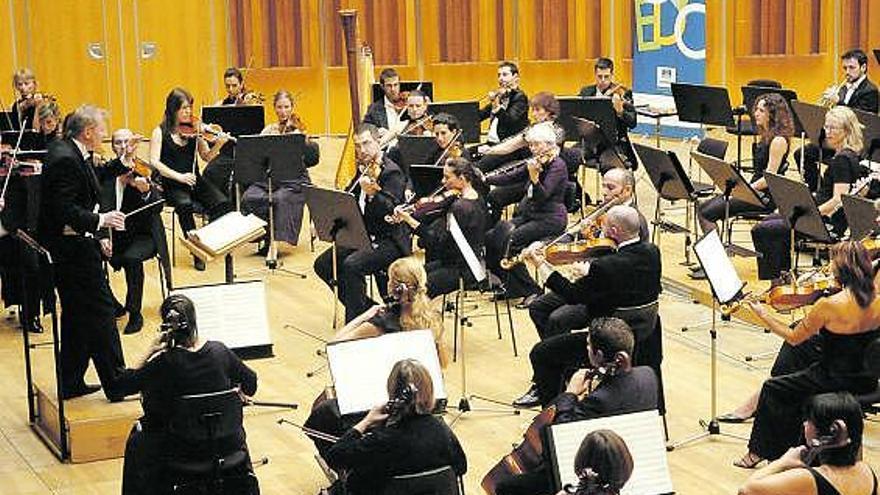 Friedrich Haider dirige a la Oviedo Filarmonía en uno de los últimos conciertos del Auditorio.