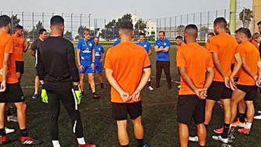 Charla de Alfaro a sus jugadores en el campo de la AD Barrio Atlántico.