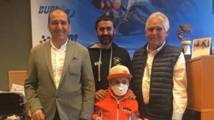 Joan Jaume, con su padre y el presidente de la FBM entregando el cheque a Aspanob.