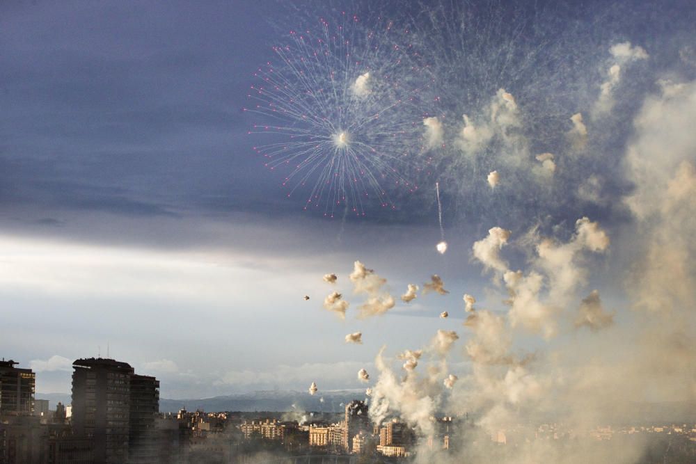 Espectacular mascletà aérea en la Alameda