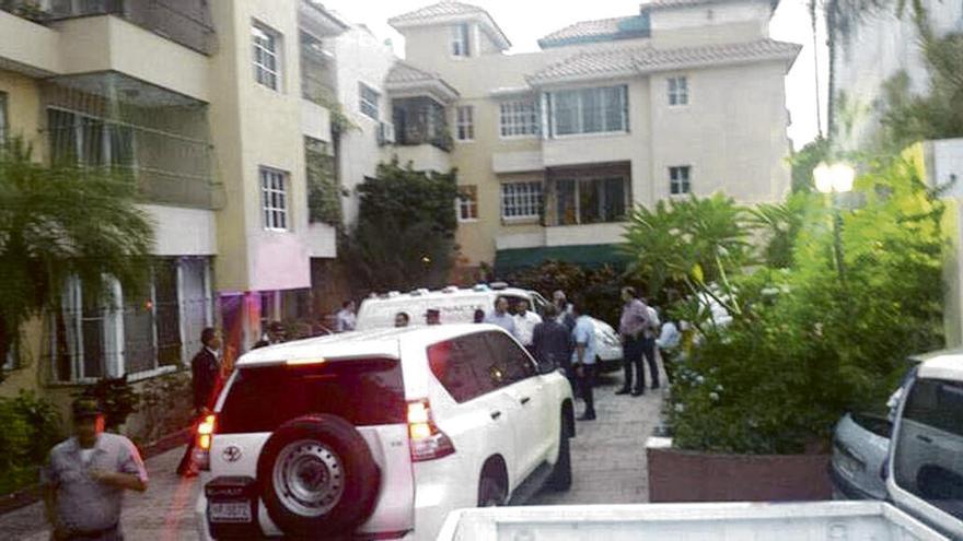La zona exterior de la vivienda del matrimonio asesinado en su residencia de Santo Domingo. // Listin Diario