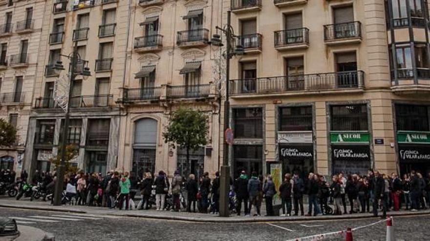 Impresionante cola para conseguir en la Tourist Info una de las últimas 800 entradas para subir en autobús al Campamento Real el próximo 5 de enero.