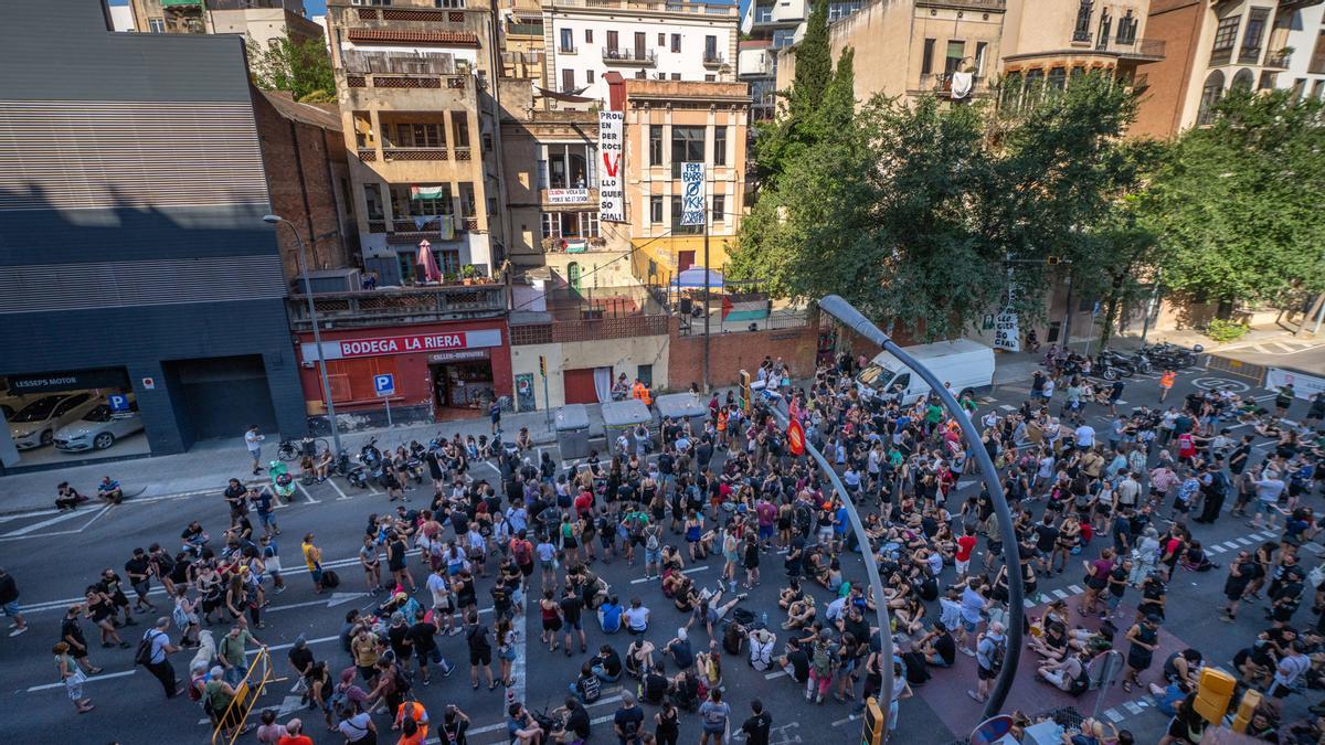Aplazado el desalojo de 40 personas en pisos municipales del barrio barcelonés de Vallcarca