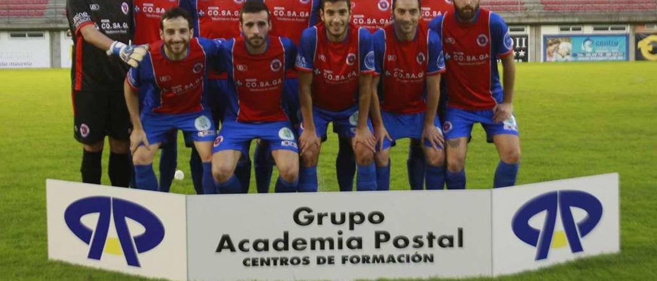 Una de las últimas formaciones de la Unión Deportiva Ourense en el campo de O Couto.  // Jesús Regal