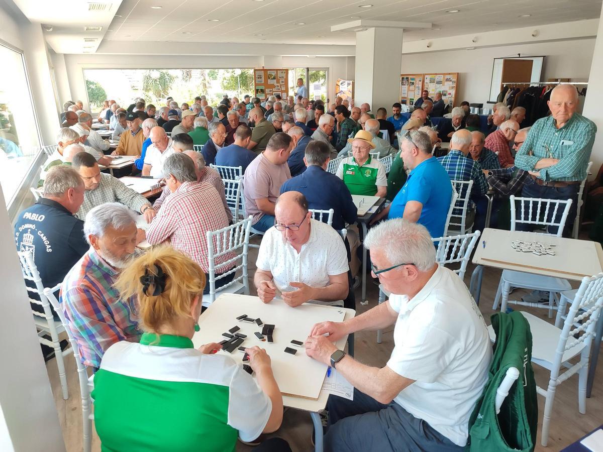 Una de las mujeres participantes en el Trofeo de dominó de Cangas.