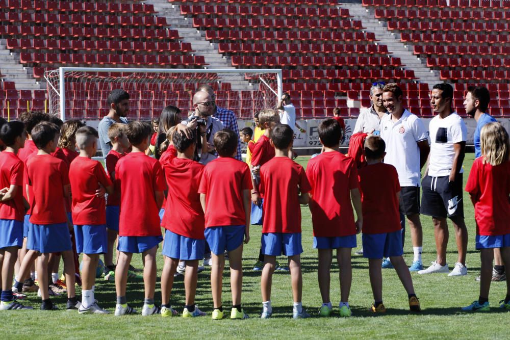 Thiago Alcántara visita el campus del Girona FC