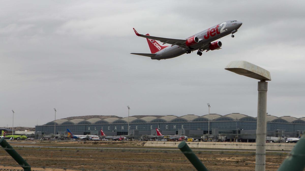 Un avión de la compañía Jet2.com despega en el aeropuerto en una imagen de archivo