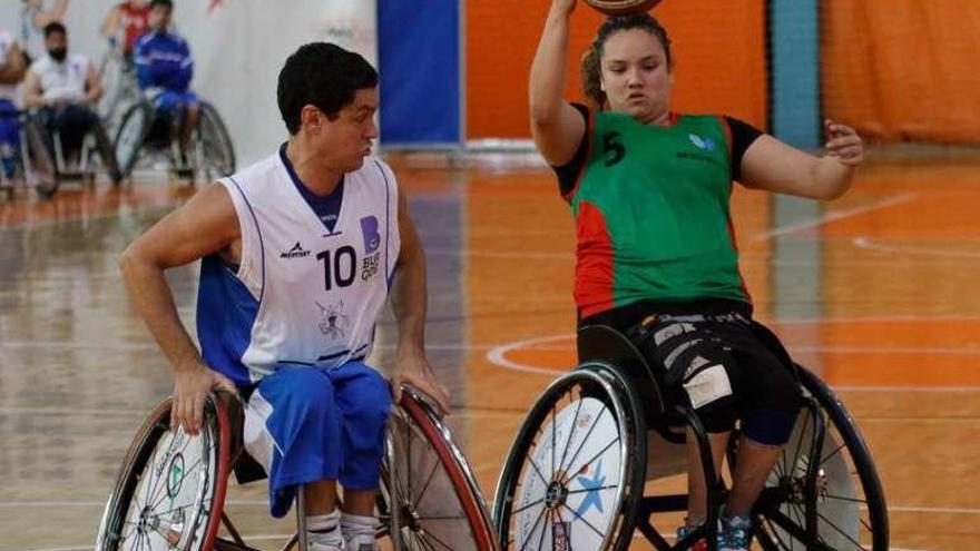 Una de las jugadoras locales trata de superar a un rival.