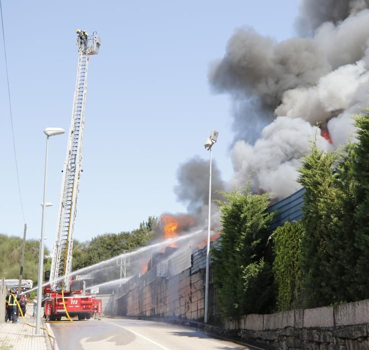 El fuego se ha registrado en una nave dedicada al reciclaje de residuos