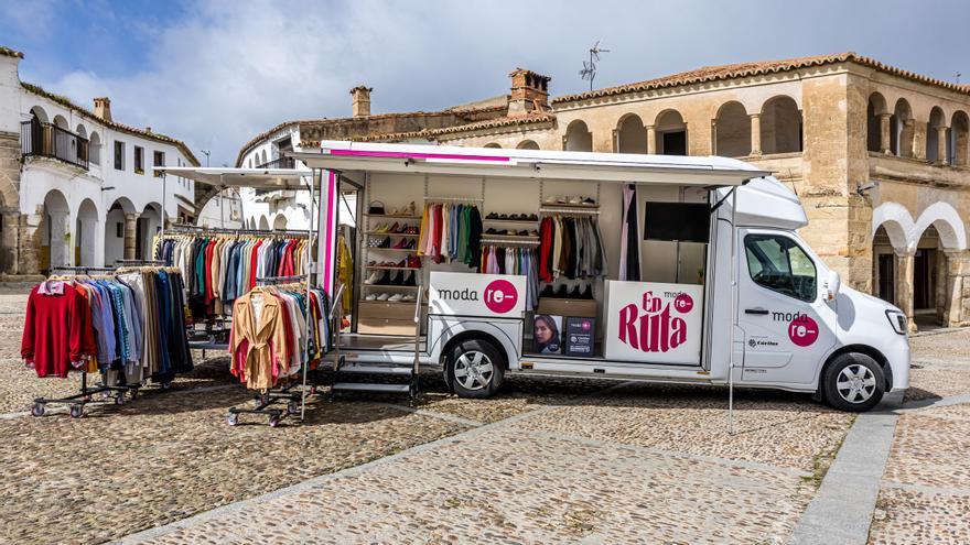 La tienda en ruta de la moda sostenible que recorre la Cáceres vaciada