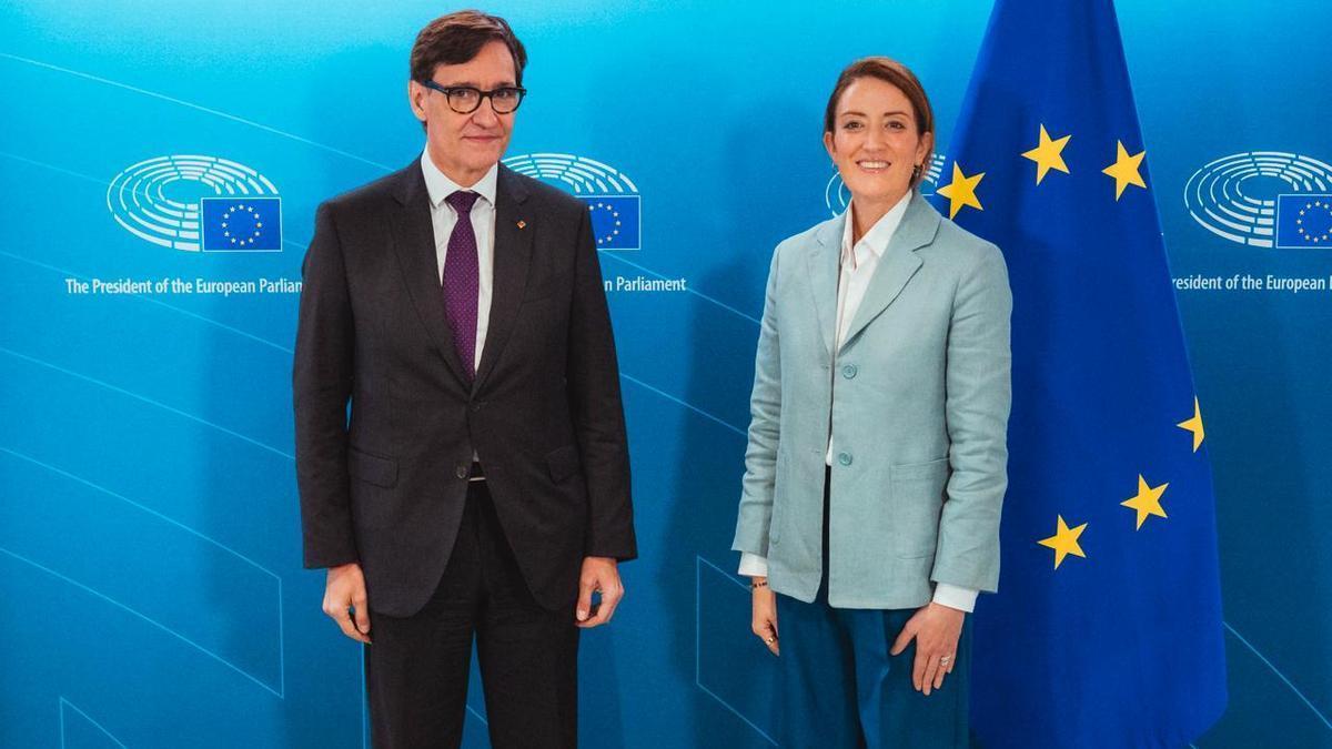 Salvador Illa y Roberta Metsola.