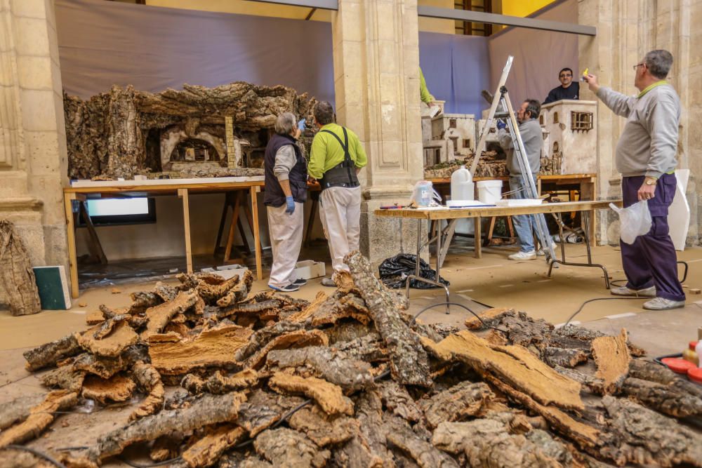 Instantes del montaje del belén en el Museo Sacro