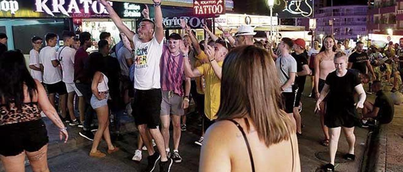 La confusión en la Calle de la Cerveza o en Punta Ballena se ha trasladado al Consolat, que juega a todas las cartas.