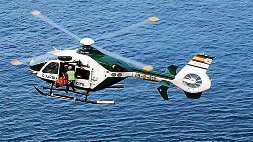 El helicóptero de la Guardia Civil rescata al pescador ayer en aguas de El Toro.