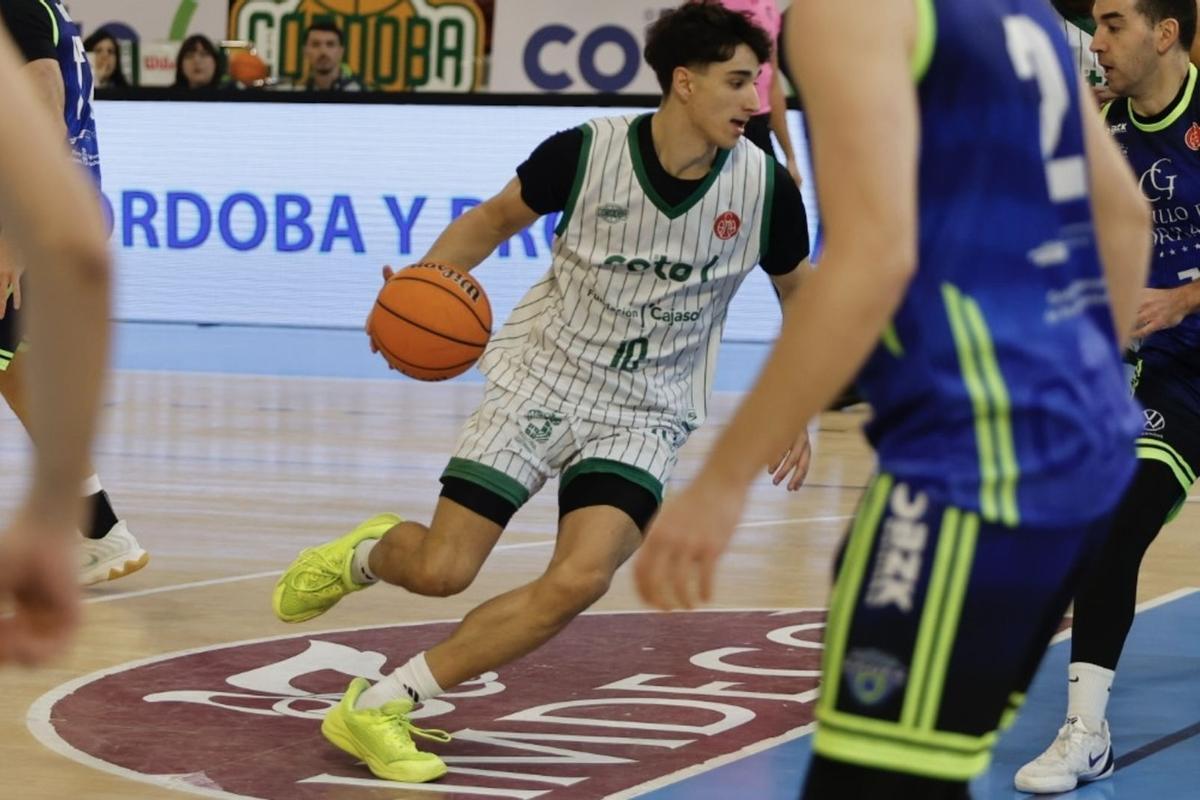 Gonzalo Orozco controla el balón en el duelo ante el Castillo de Gorraiz.